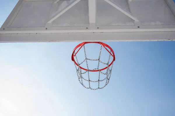 Vista in basso dello sfondo di un cerchio da basket contro il cielo blu. — Foto Stock