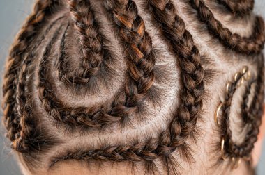 Kafkasyalı bir kadının kafasındaki örgülerin yakın çekimi..