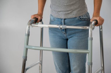 Beyaz bir arka planda yürüyen bir kadın var.