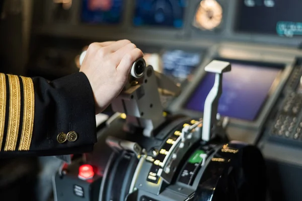 Pilotos femininos mão sobre a vara de controle do motor de avião. — Fotografia de Stock