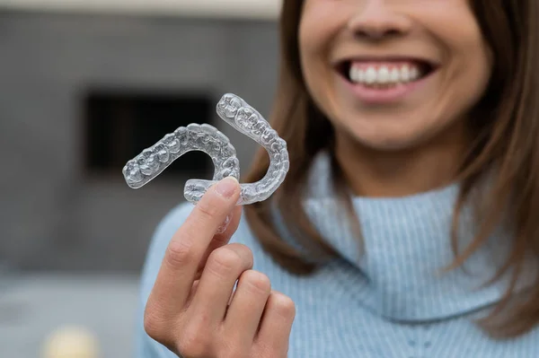 Blanke vrouw met witte glimlach met transparante afneembare beugel. Bijtcorrectiesysteem. — Stockfoto