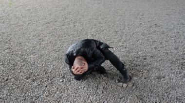 Kel adam düştü ve saldırıdan sonra kafasını tuttu.. 