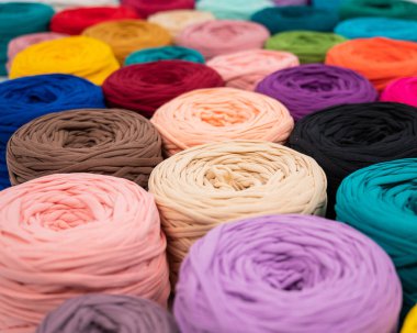 Çok renkli pamuklu kumaşlara yakın çekim. El yapımı için dükkan çeşidi