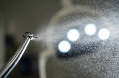 Diş türbini su püskürtücüsüyle kapatın. Dişçi ekipmanları.