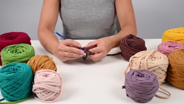 Gros plan d'une femme crochetant un panier de fils de coton. — Video