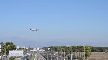 Uçak şehrin üzerine iniyor..