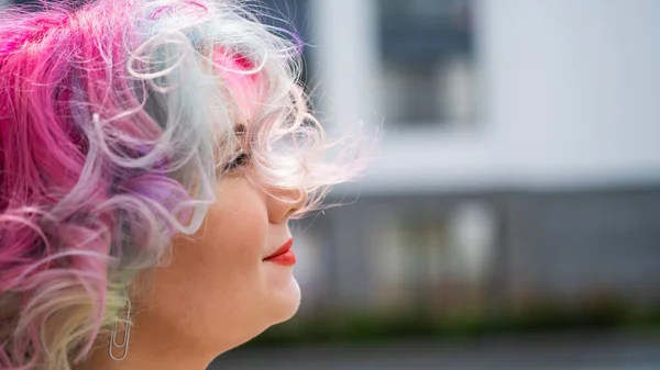 Retrato de cerca de una mujer caucásica rizada con cabello multicolor. Modelo para peinados —  Fotos de Stock