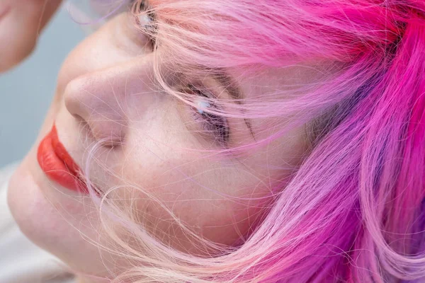 Retrato de close-up de mulher caucasiana encaracolada com cabelo multicolorido. Modelo para penteados — Fotografia de Stock