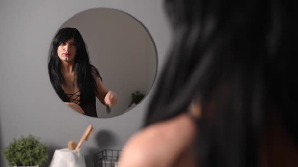 En homosexuell man sminkar sig framför en spegel. Manlig transperson. — Stockvideo