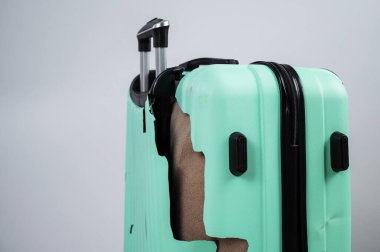 Kırık plastik bir valizin beyaz arka planda yakın plan görüntüsü..