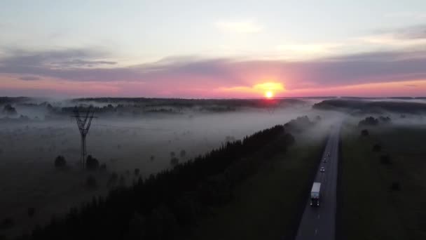 Top kilátás az autópálya a köd naplementekor. — Stock videók