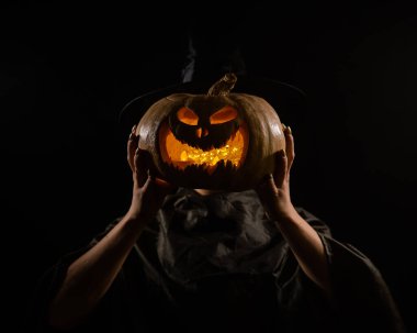 Kadın kafası yerine Balkabağı Jack o Lantern. Cadılar Bayramı