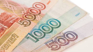 Banknotlara yakın çekim. Beş bin, bin, beş yüz ruble..