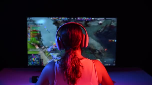 Biała kobieta zdenerwowana po przegranej grze komputerowej w neonowym świetle w ciemności. — Wideo stockowe
