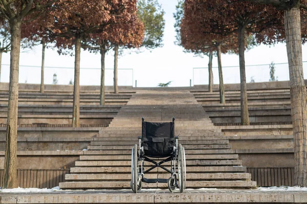 Αναπηρική καρέκλα από τις σκάλες χωρίς ανθρώπους σε εξωτερικούς χώρους. — Φωτογραφία Αρχείου