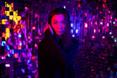 Bir androjenik modelin yakın plan portresi. Stüdyoda neon ışıklı bir erkek transseksüel..