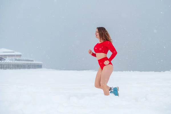 Donna caucasica vestita in pantaloncini e top jogging in inverno. — Foto Stock