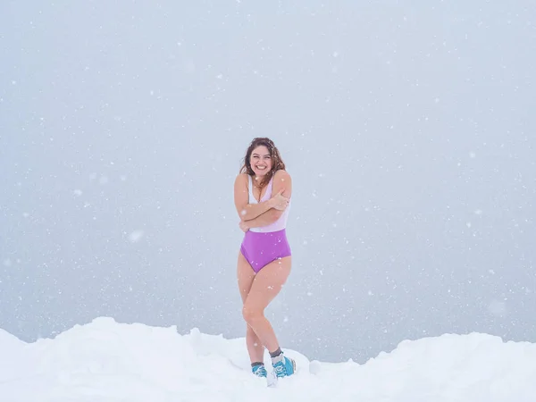 Femme caucasienne est gelé à l'extérieur en hiver et se câliner avec ses bras. — Photo