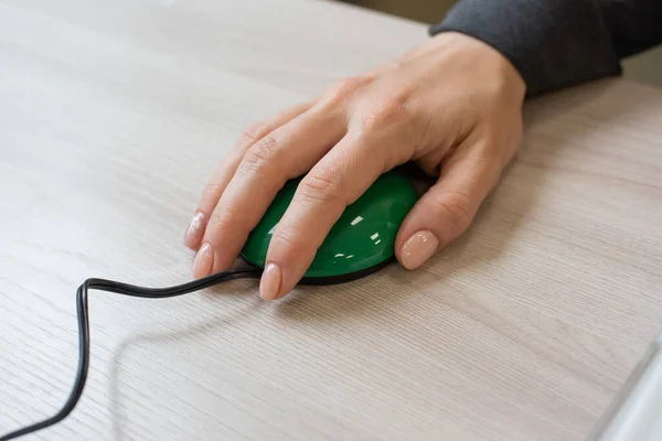 Mulher com paralisia cerebral trabalhando em um mouse de computador sem fio especializado. — Fotografia de Stock