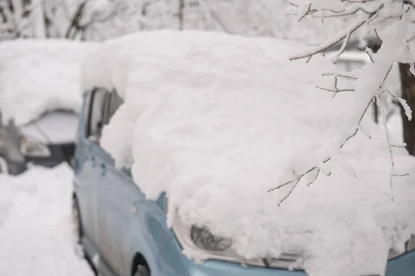 Автомобиль под большим сугробом зимой. — стоковое фото