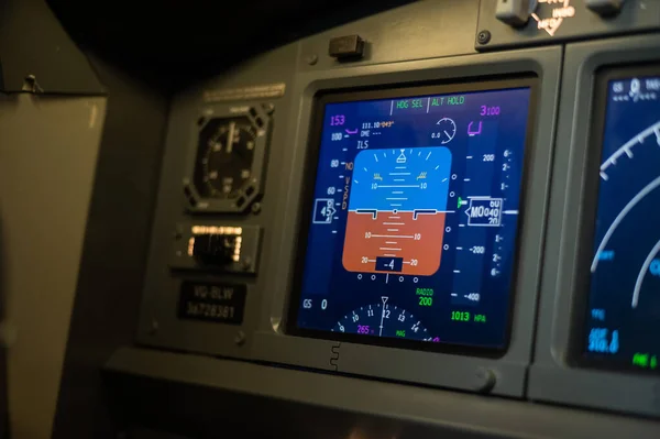 Navegação a bordo da aeronave. Close-up de um painel de bordo de avião. — Fotografia de Stock