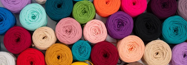 Gros plan sur des écheveaux multicolores en coton. Assortiment boutique pour la fabrication artisanale — Photo