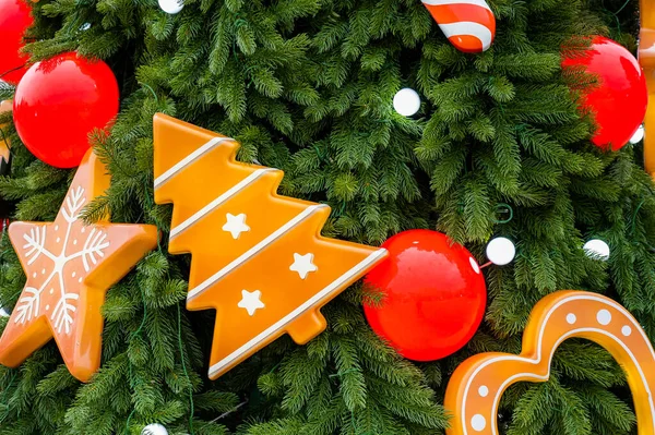 Close-up de decorações na árvore de Natal . — Fotografia de Stock