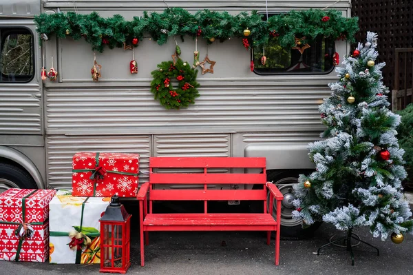 Släpvagn dekorerad med krans och gran grenar till jul. — Stockfoto