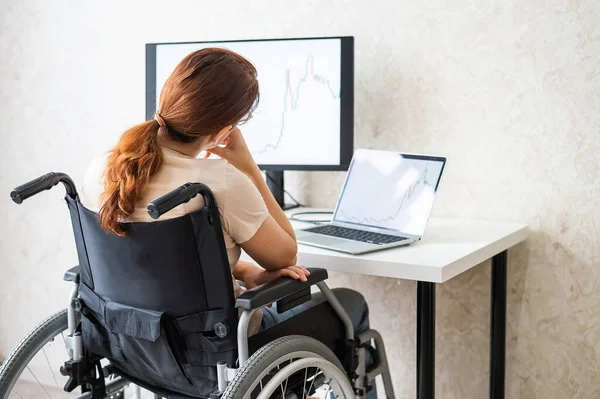 Mulher branca em cadeira de rodas trabalhando no laptop. — Fotografia de Stock