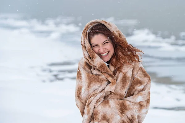Кавказька жінка загорнена в штукатурку на вулиці взимку.. — стокове фото