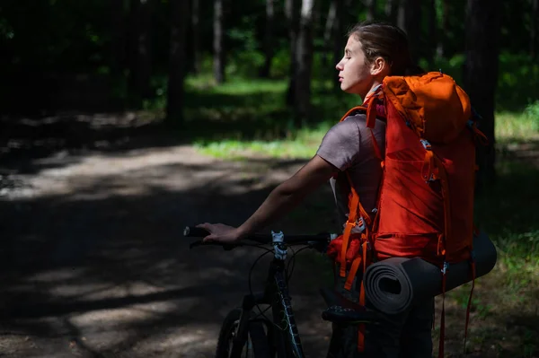 Femme caucasienne fait du vélo dans la forêt — Photo