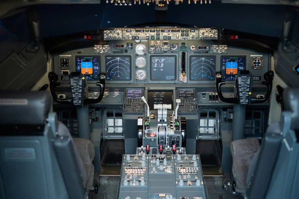 Vista geral do cockpit vazio. Simulador de voo comercial para treinamento de voo. — Fotografia de Stock