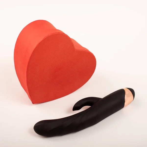 Dildo negru și cutie în formă de inimă pe un fundal alb — Fotografie, imagine de stoc