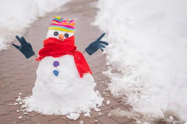 Bonhomme Neige Dans Chapeau Des Gants Sur Trottoir Dalles Pavage — Photo