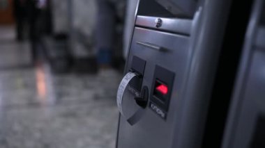 Bir kadın, self-servis bilet bürosundan tren bileti alır..