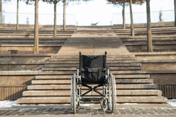 Αναπηρική καρέκλα από τις σκάλες χωρίς ανθρώπους σε εξωτερικούς χώρους. — Φωτογραφία Αρχείου