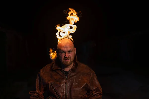 Deri ceketli kel bir adam yanan bir sırıtışla. — Stok fotoğraf
