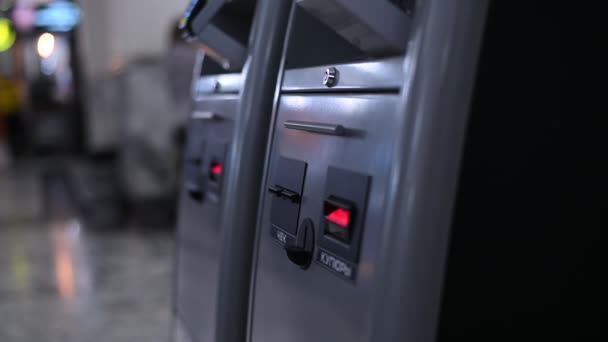 Close-up pinautomaat print een cheque uit. — Stockvideo