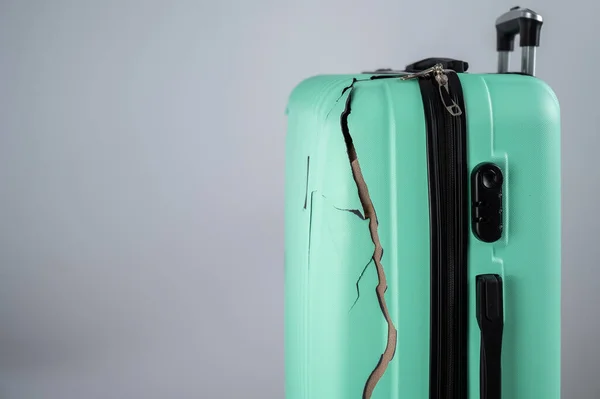 Крупним планом зламана пластикова валіза на білому тлі . — стокове фото