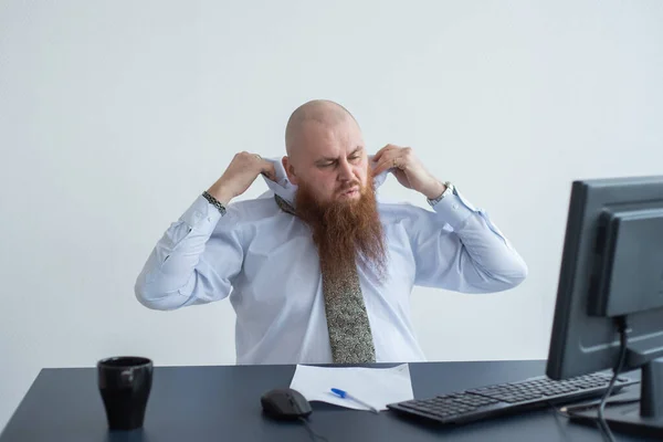 Problem för kontorsarbetaren. En skallig man i vit skjorta sitter vid ett skrivbord med en dator och är stressad på grund av fel. Nervsammanbrott. — Stockfoto