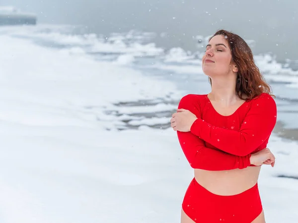 Mulher branca está congelando ao ar livre no inverno e abraçando-se com os braços. — Fotografia de Stock