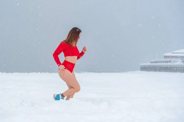 Donna caucasica vestita in pantaloncini e top jogging in inverno. — Foto Stock