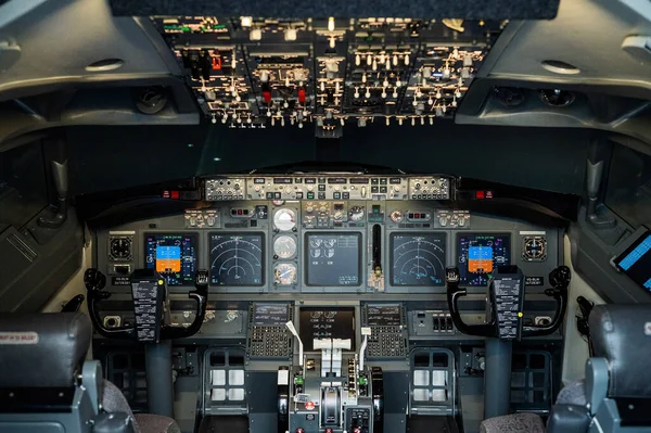 Általános nézet az üres pilótafülkéről. Kereskedelmi repülésszimulátor repülésoktatáshoz. — Stock Fotó