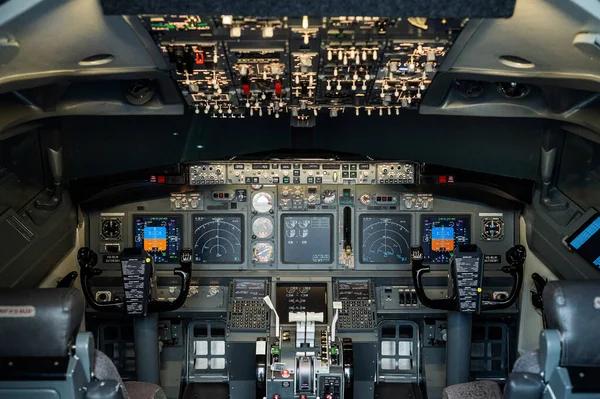 Vista generale della cabina di pilotaggio vuota. Simulatore di volo commerciale per addestramento al volo. — Foto Stock