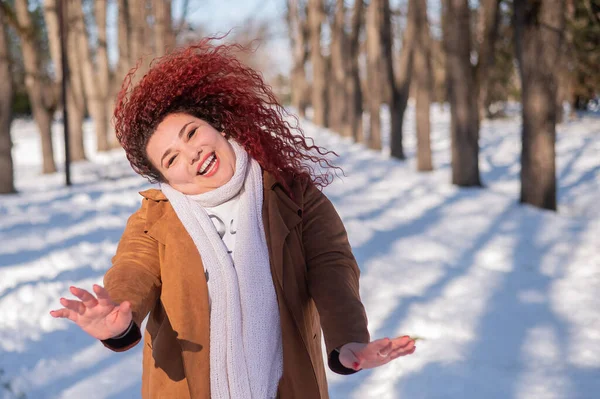 Жирна біла жінка танцює на прогулянці в парку взимку . — стокове фото