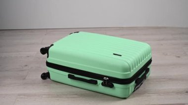 Bavul tesadüfen başka bir bavula atılır. Bagaj taşımacılığı.