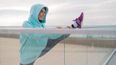 Tişörtlü beyaz bir kadın sicimin üzerinde esniyor.. 