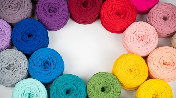 Selección de madejas de hilo de algodón. Gradiente de colores. —  Fotos de Stock