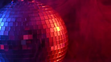 Disko topu pembe-mavi dumanın içinde dönüyor. Gece hayatı.