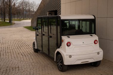 Kamu parkı görevlileri için elektrikli araç. Elektrikli araba..